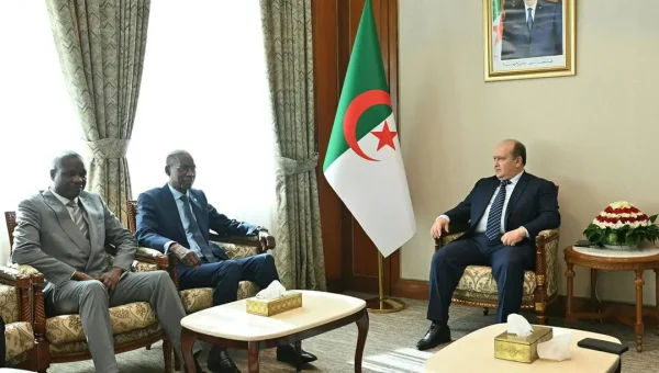 Algérie : Le Premier ministre reçoit le ministre sénégalais de l&rsquo;Intégration africaine et des Affaires étrangères