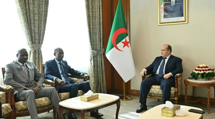 Algérie : Le Premier ministre reçoit le ministre sénégalais de l&rsquo;Intégration africaine et des Affaires étrangères
